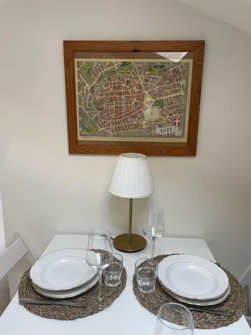 Centro Storico-Mansarda Verde Con Terrazzino E A/C Asti Esterno foto