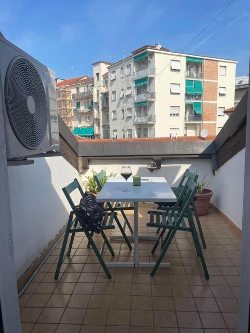 Centro Storico-Mansarda Verde Con Terrazzino E A/C Asti Esterno foto